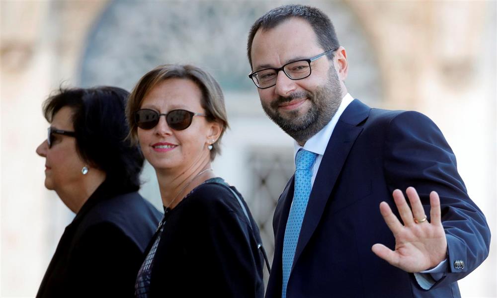  ستيفانو باتوانيلي وزير الصناعة الإيطالي