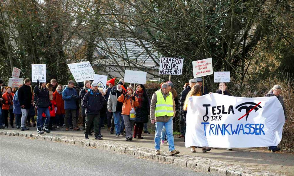 مظاهرات ضد تيسلا في ألمانيا