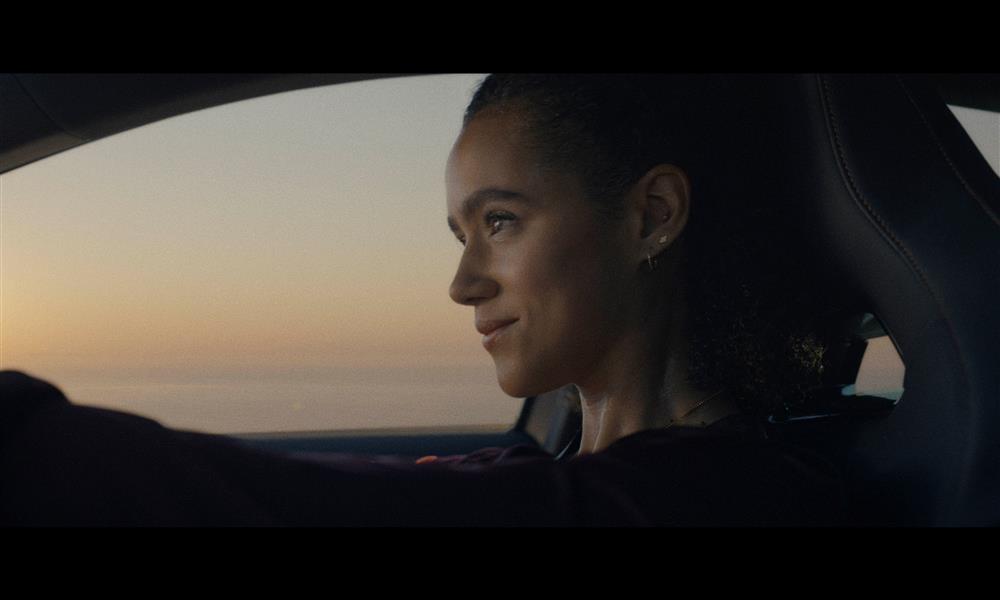 كوبرا تستعين ببطلة Game Of Thrones ناتالي إيمانويل لتقديم فورمينتور - صور