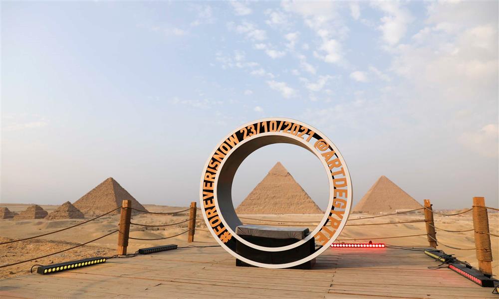 شعار النسخة الربعة من آرت دي إيجيبت أمام أهرامات الجيزة