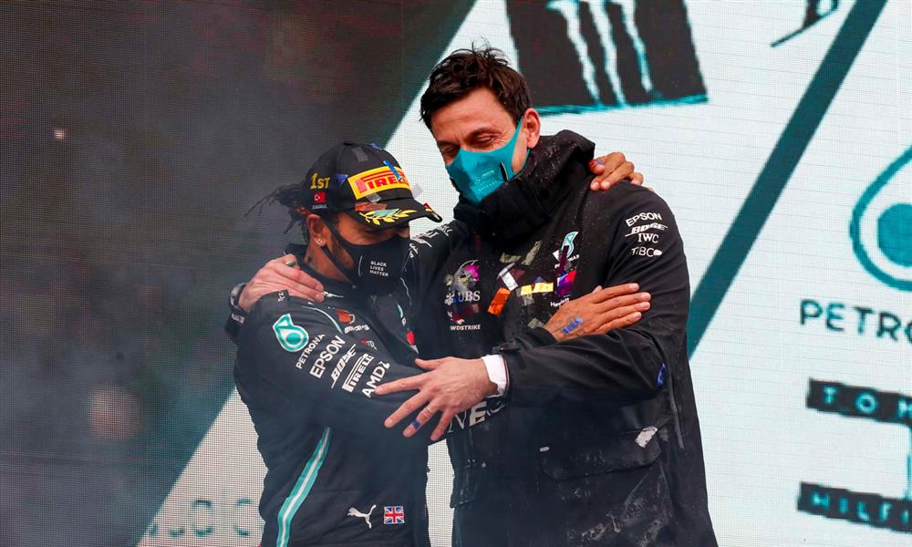 لويس هاميلتون مع توتو وولف مدير فريق مرسيدس