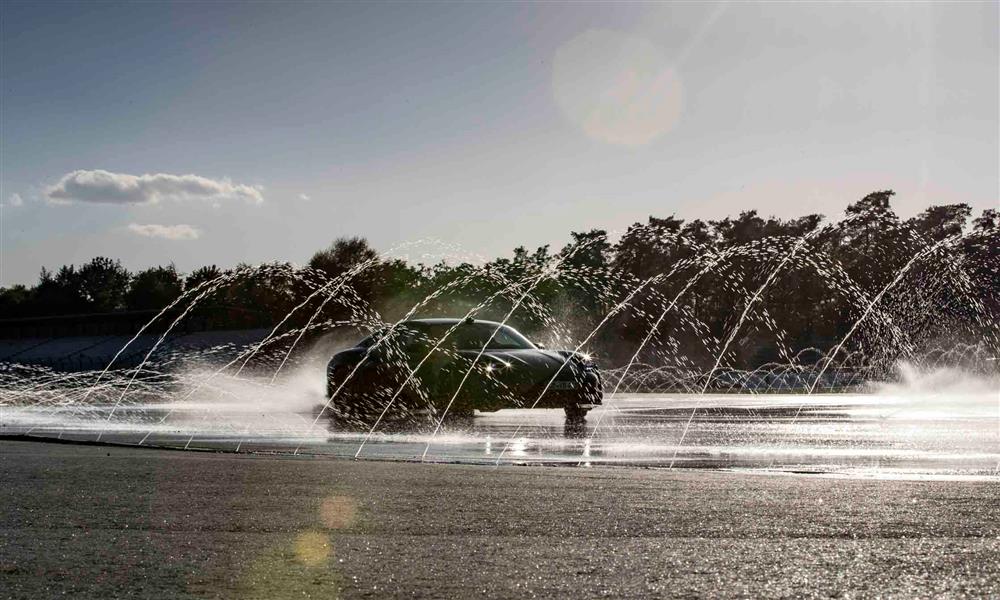 بورشه تايكان تُحقق اطول دريفت كهربائي في موسوعة جينيس  (12)