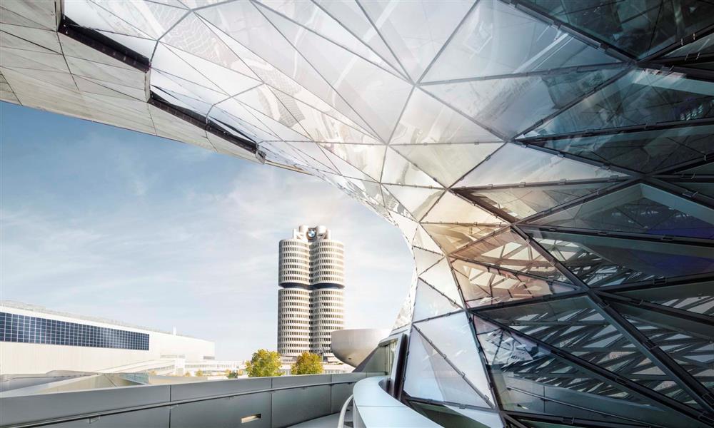 مبنى بي إم دابليو