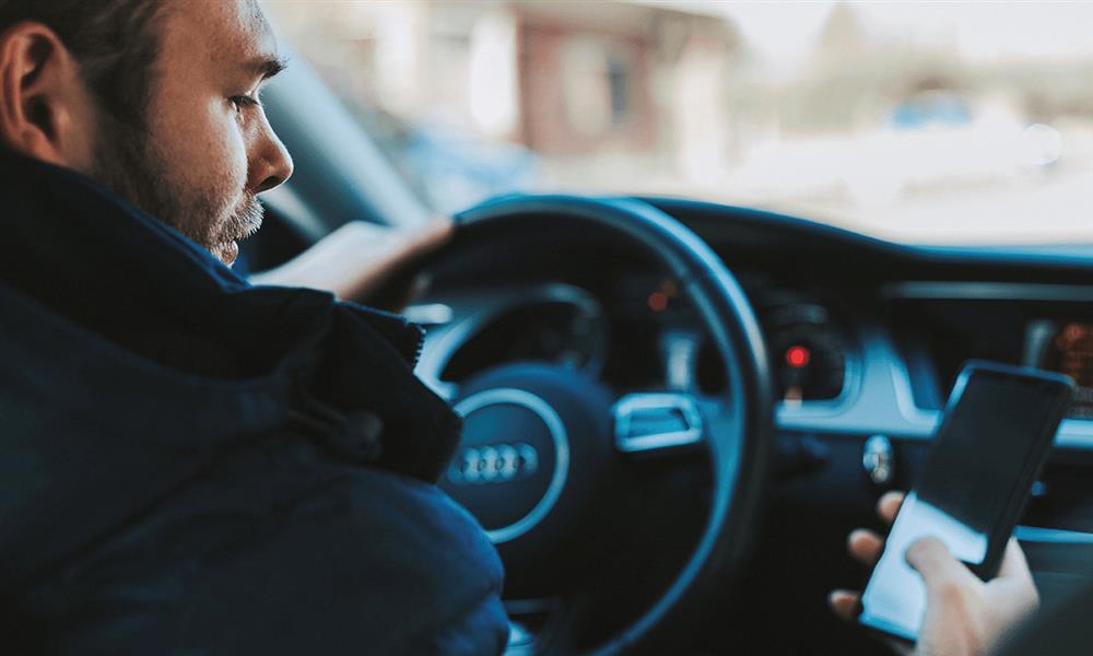 مخاطر النظر للهاتف أثناء القيادة 