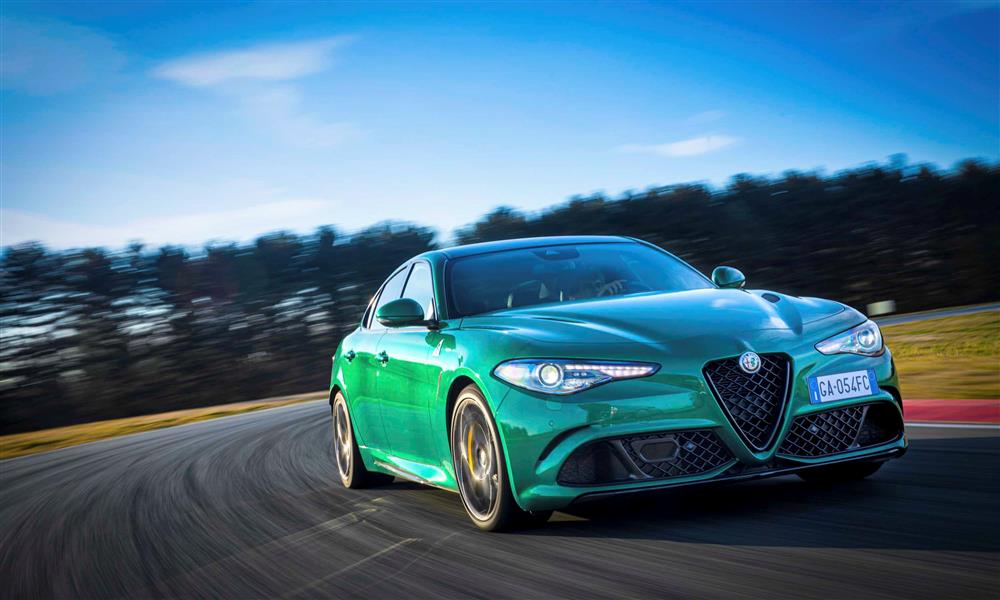 ألفا روميو جوليا QV تفوز بلقب سيارة العام الرياضية