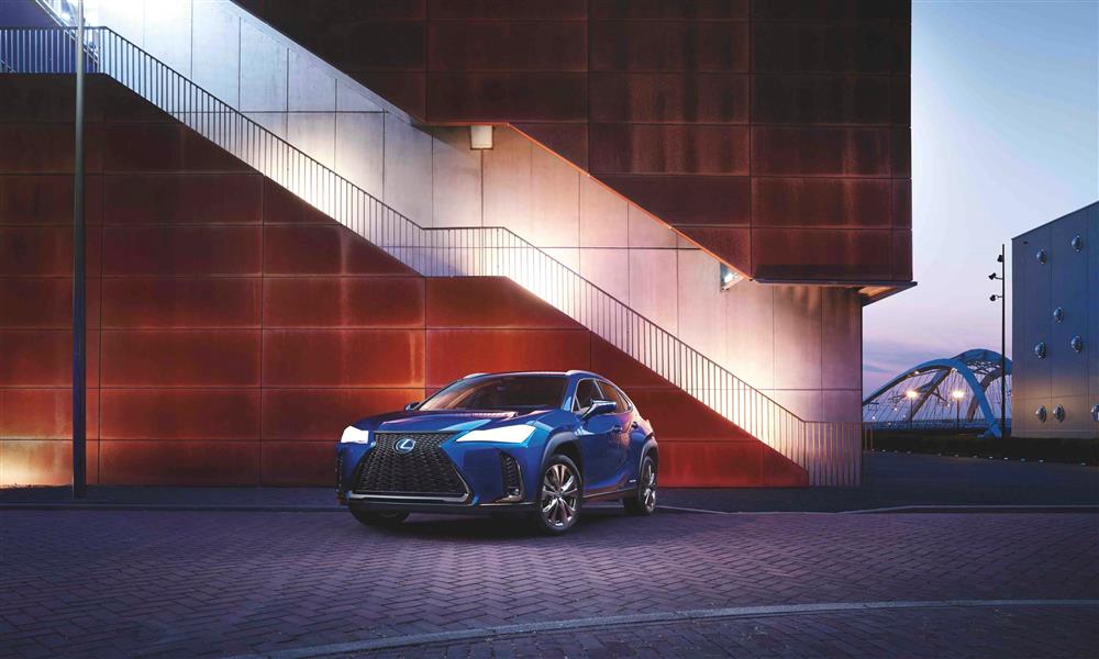 لكزس UX الهجينة