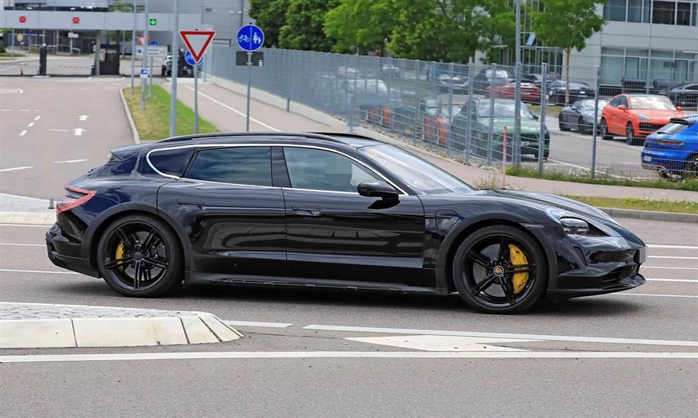 بورشه  تايكان  كروس توريزمو رئيس بورشه أوليفر بلومه السيارات الكهربائية