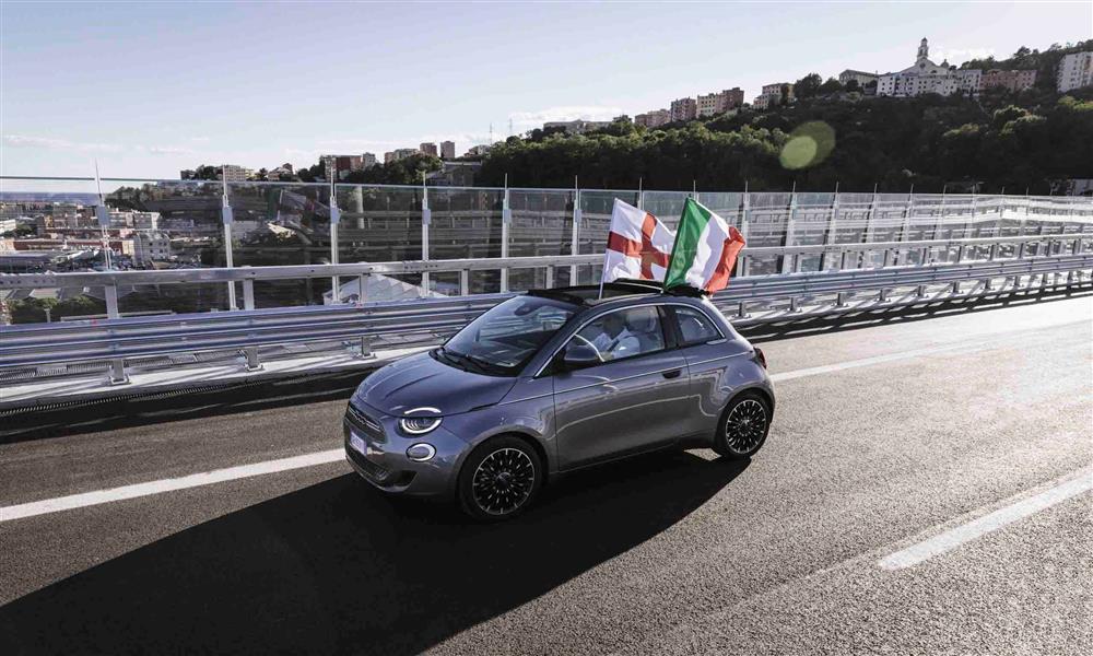 فيات 500 على جسر جينوا سان جيورجيو 