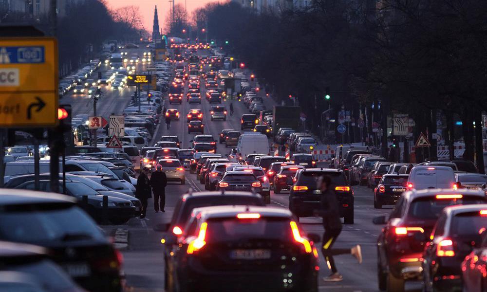 قمة السيارات الألمانية ، انجيلا ميركل ، السيارات ذاتية القيادة