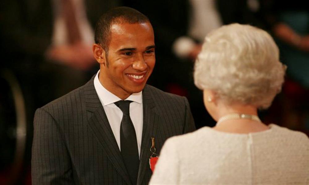 صورة أرشيفية أثناء تكريم الملكة للسير لويس هاميلتون 