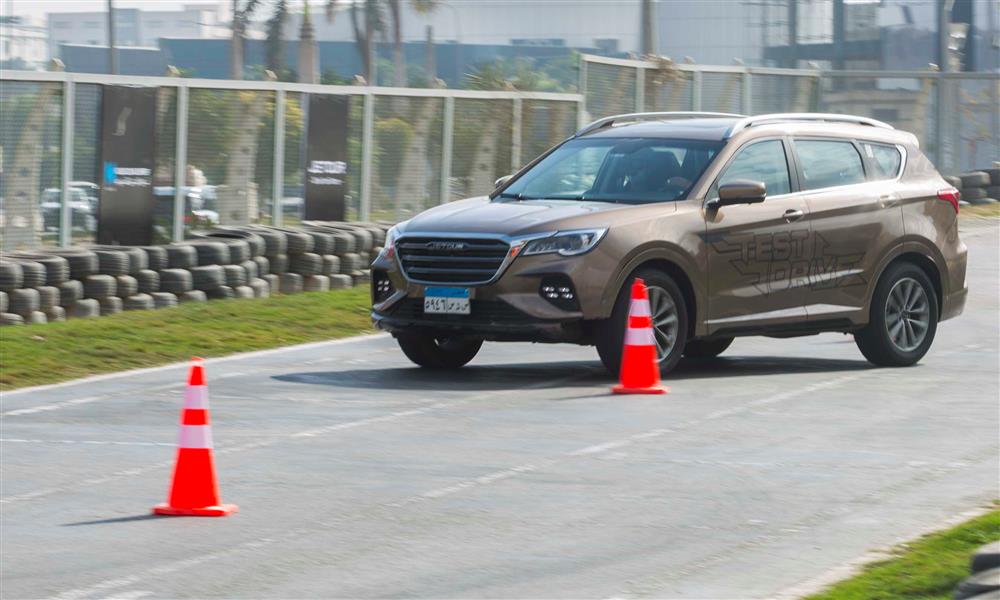 اختبار قيادة جيتور X70 على حلبة سباقات.. صور  (6)