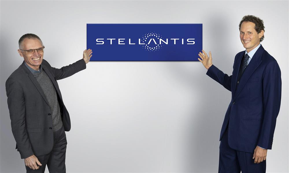 جون إلكان رئيس مجلس الإدارة ، بجانب كارلوس تافاريس الرئيس التنفيذي