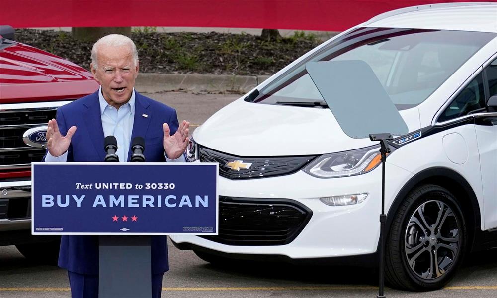 جو بايدن بجانب شيفروليه بولت الكهربائية