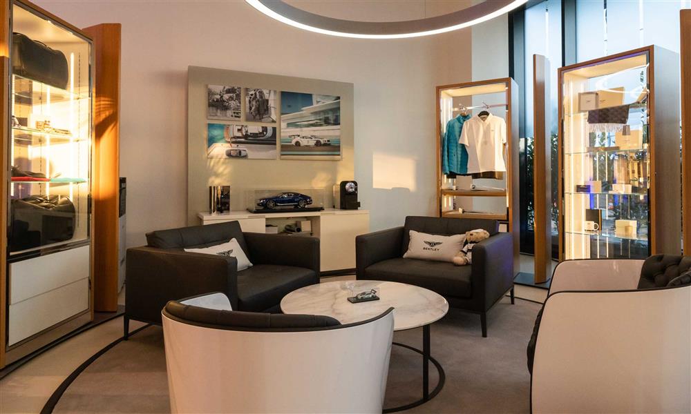 مركز بنتلي الجديد بالعاصمة الإيطالية ميلانو (2)