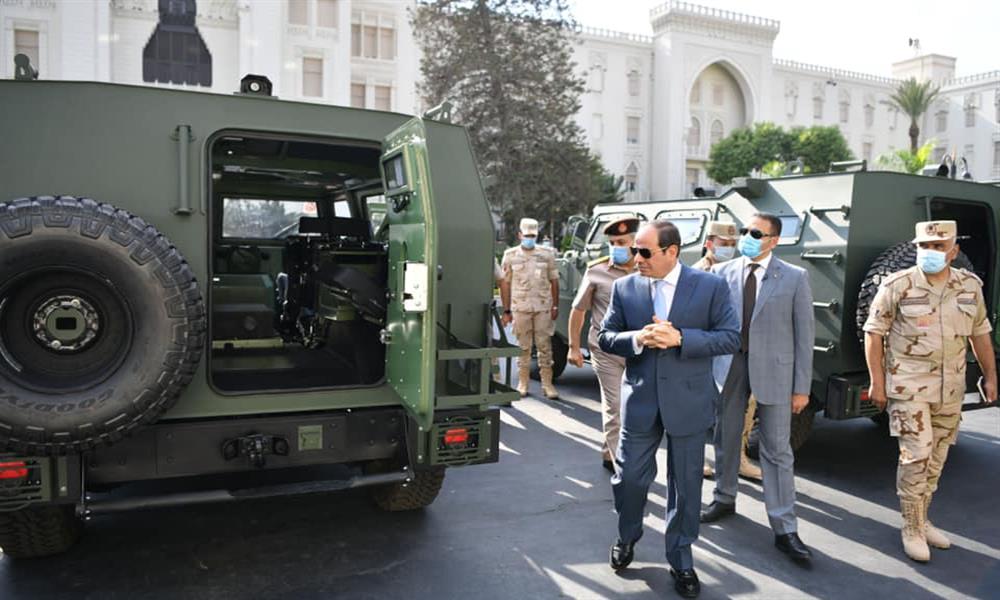 الرئيس يتفقد المدرعات المصرية المشاركة في إيديكس 2021 (1)