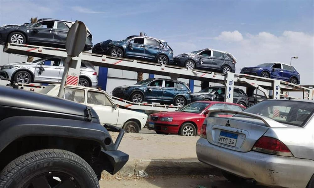 سيارات التيجوان المتضررة على إحدى التريلاات