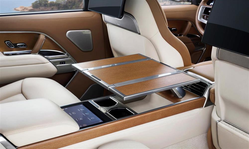 بعد مسيرة ٥٠ عام... رينج روفر تنطلق بجيلها الجديد 