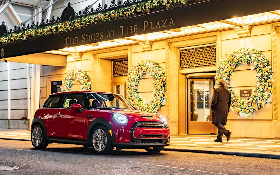 ميني كوبر الكهربائية تتجول بأنحاء نيويورك في أجواء احتفالية – صور