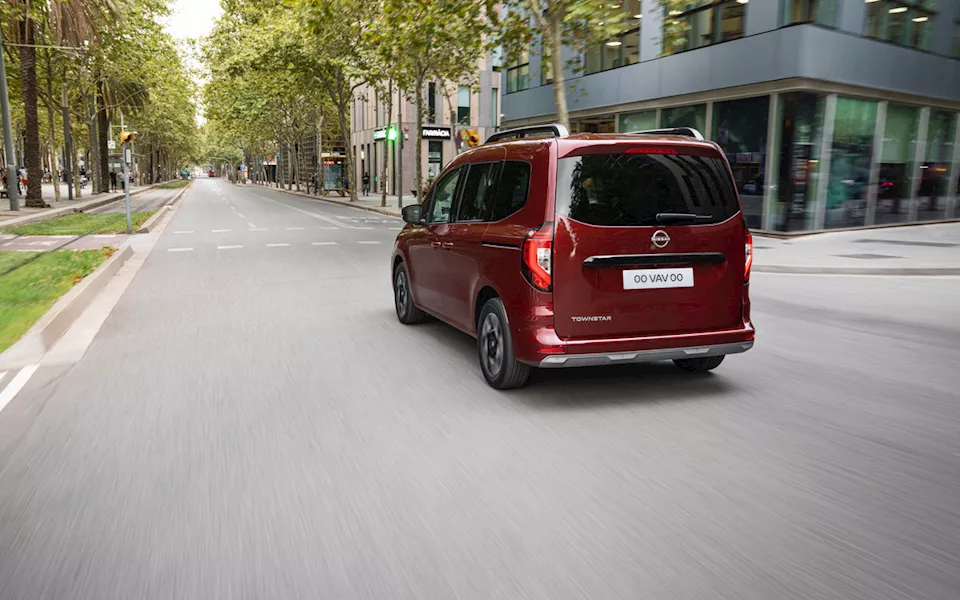 نيسان تطلق تاون ستار التجارية – صور