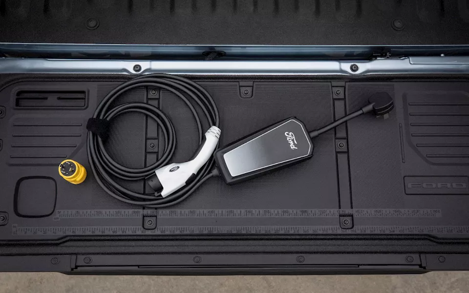 فورد F-150 تمد السيارات الأخرى بالكهرباء