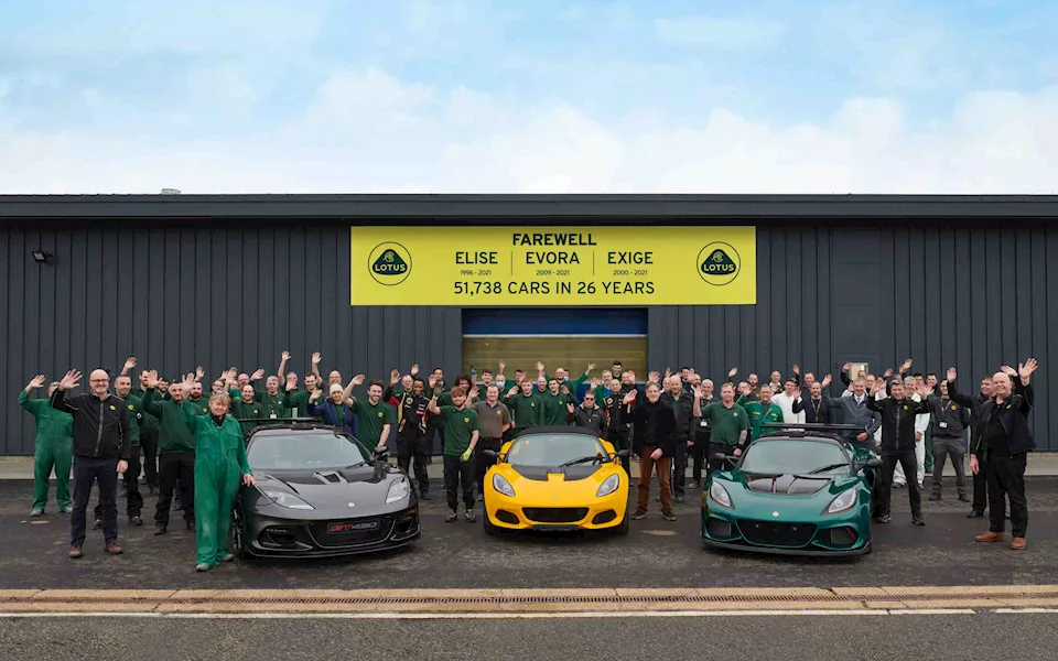 صورة تذكارية للعاملين بشركة لوتس بجانب الطرازات الثلاثة إليز وإكسيج وإيفورا