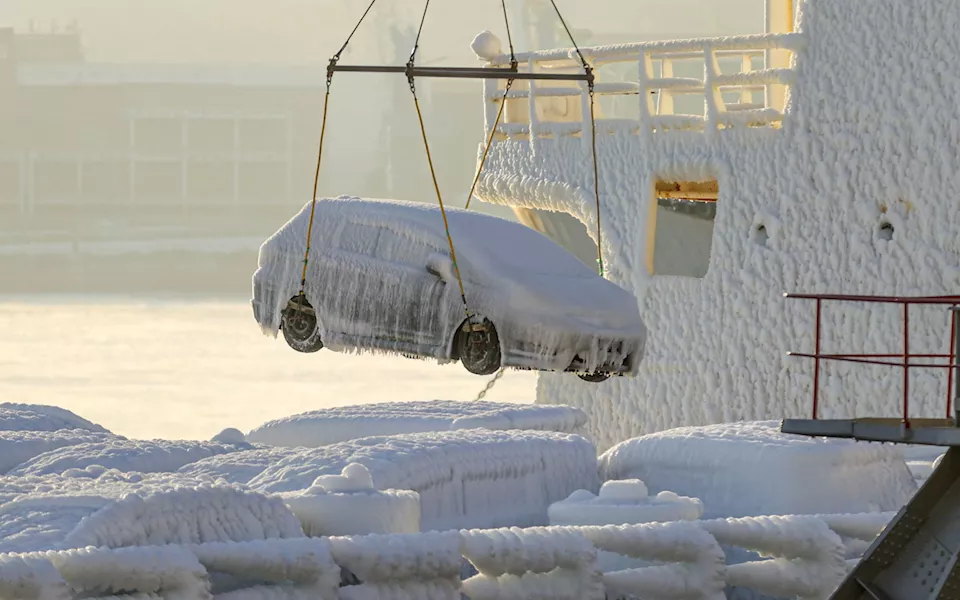 السيارات اليابانية المثلجة في إحدى الموانئ الروسية (1)