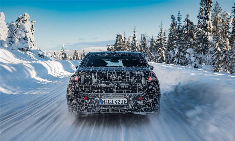 بي إم دابليو تختبر الفئة السابعة الكهربائية على الثلج