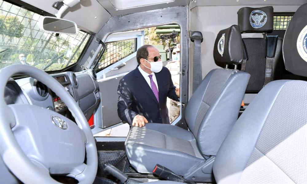 الرئيس السيسي يتفقد نماذج المركبات المدرعة بعد تطويرها  (4)