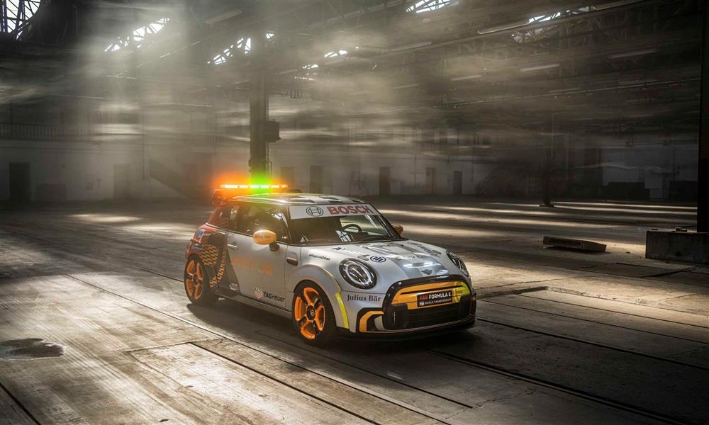 أول سيارة أمان كهربائية مخصصة للسباقات من ميني كوبر (2)