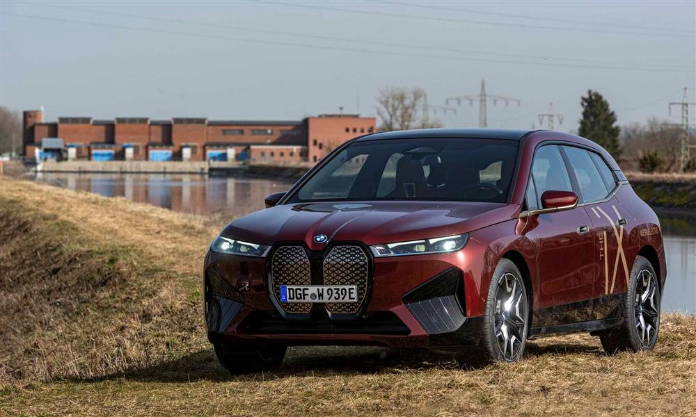 بي إم دابليو iX بجانب إحدى المحطات الكهرومائية