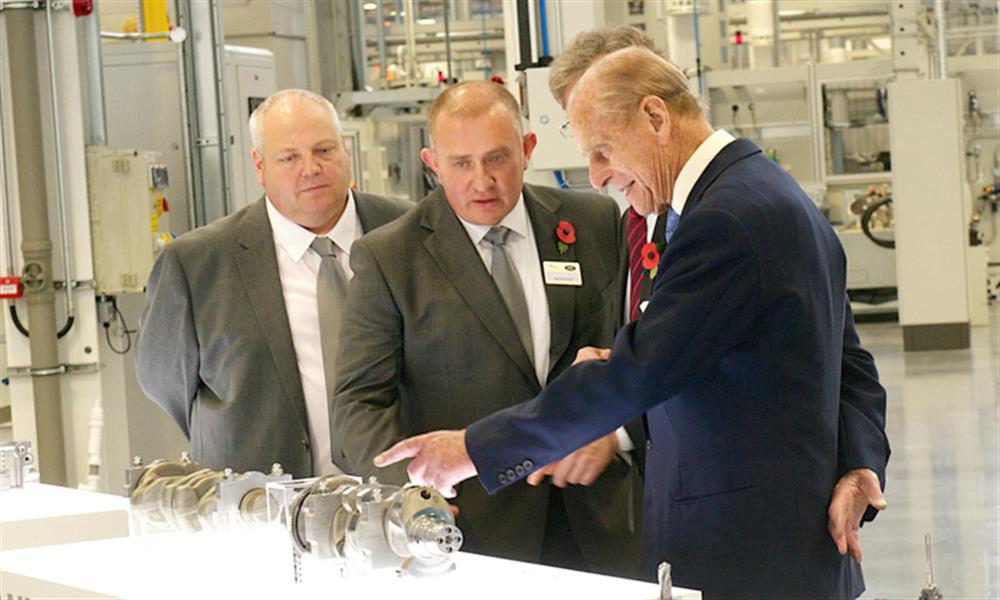 الأمير أثناء جولة في مصانع لاند روفر  (2)