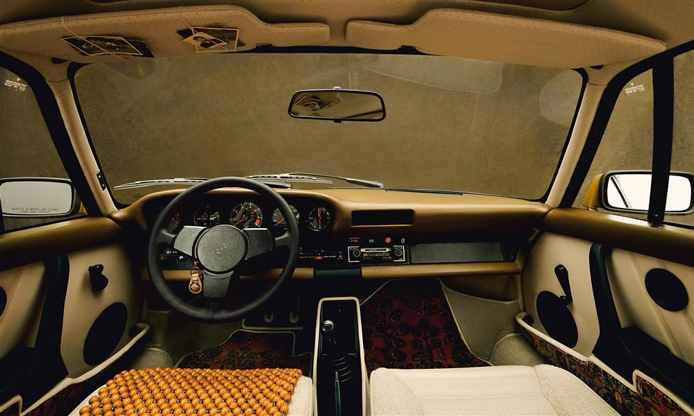 بورشه تتعاون مع مصمم أزياء لإعادة تصميم ٩١١ كلاسيكية – صور