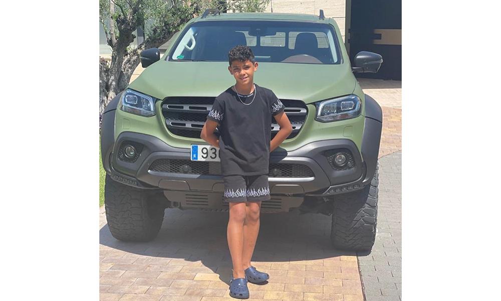 كريستيانو رونالدو جونيور أمام مرسيدس X-Class