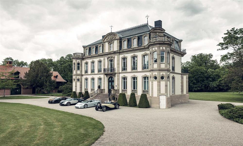 بوجاتي تستعرض سياراتها الرياضية الخارقة – صور