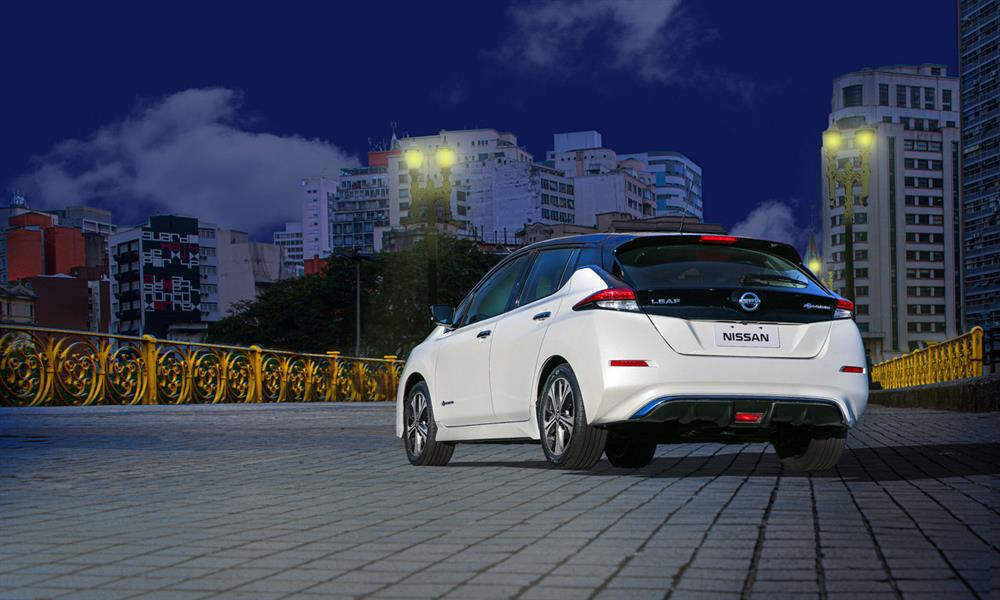 نيسان ليف الكهربائية بإنذار صوتي للمشاه