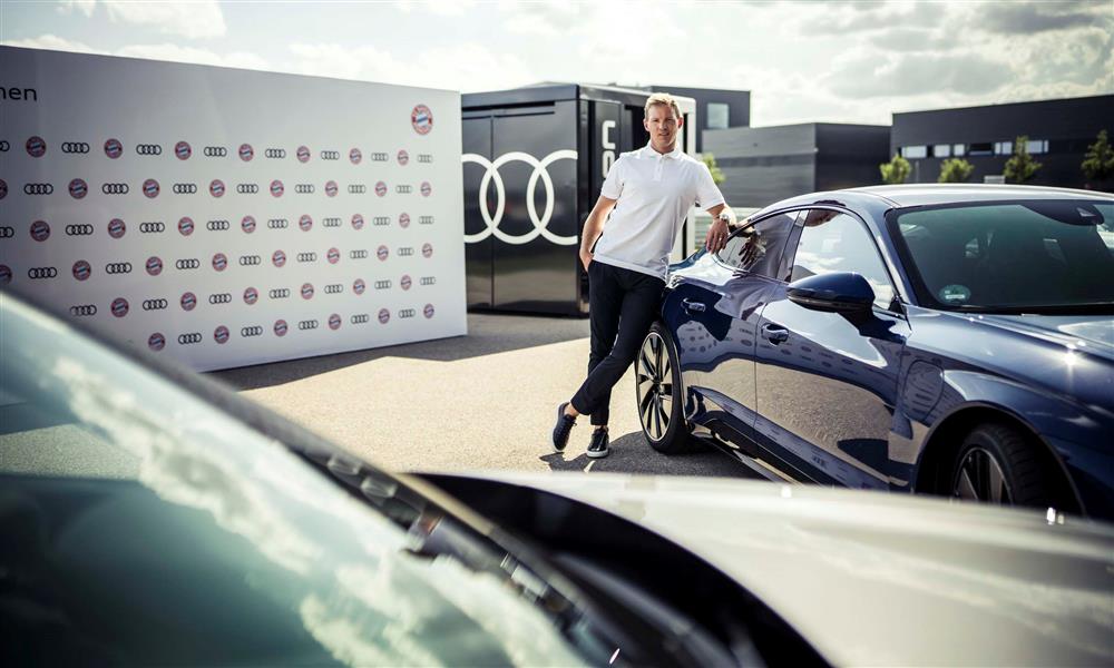 أعضاء فريق بايرن ميونيخ خلال استلام سيارات أودي الكهربائية (2)