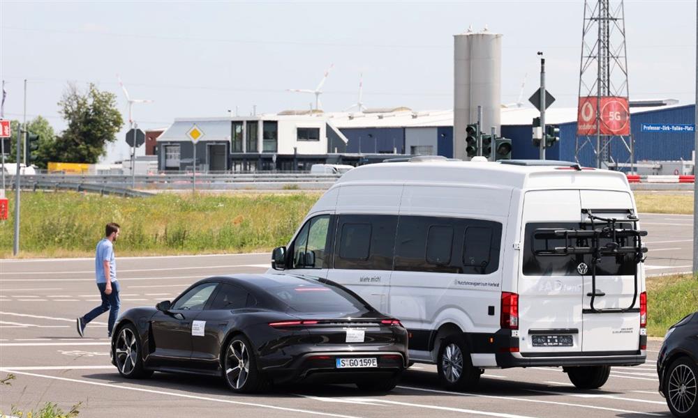 بورشه تتعاون مع فودافون لتعزيز الأمان المروري