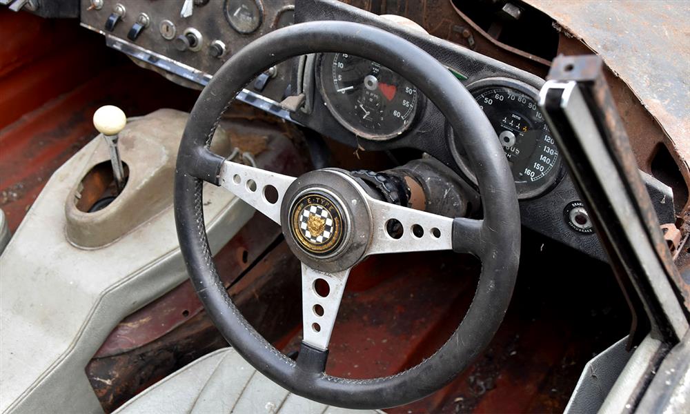 جاجوار E-type تعود للحياة بعد تعرضها لحادث منذ ٥٦ عام