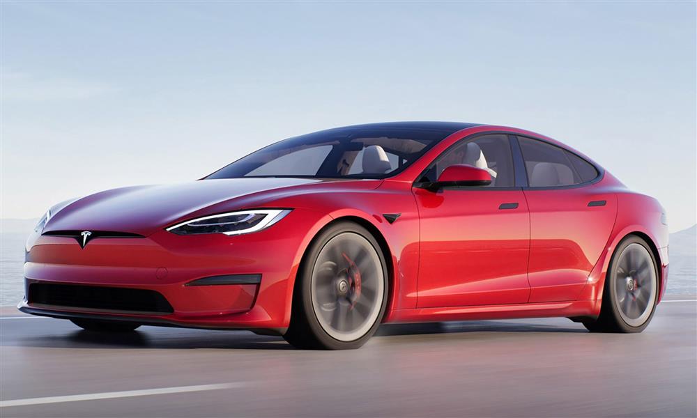 أحد ملاك تسلا موديل S يفجر سيارته بعد تلفها