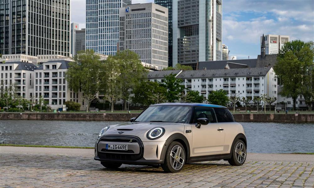 ميني كوبر الكهربائية تتجول بأنحاء فرانكفورت – صور