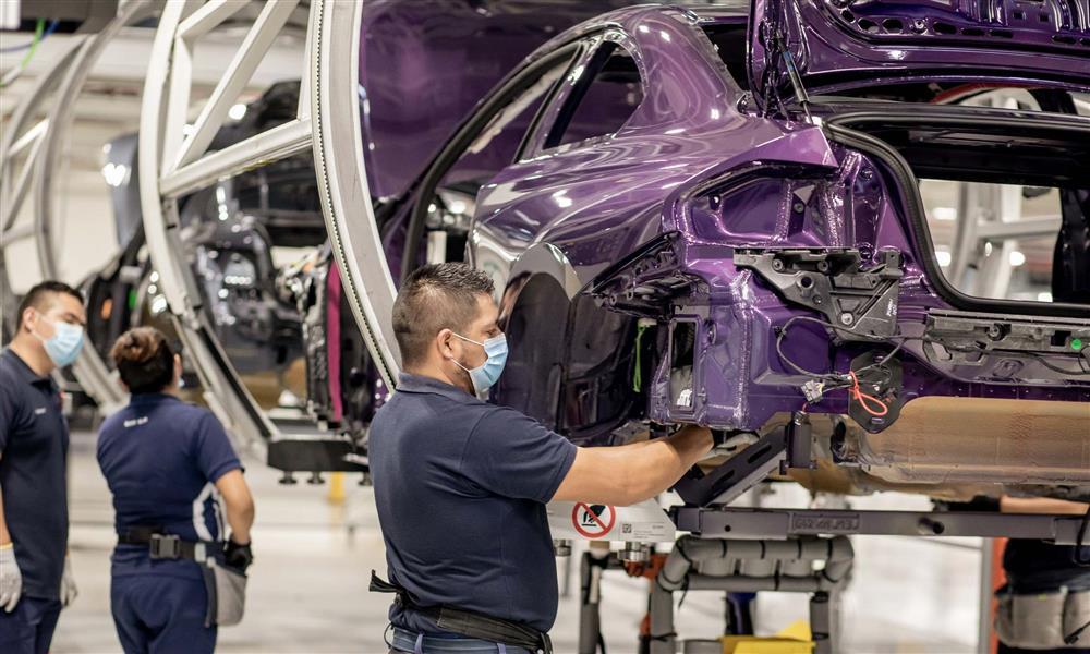 بي إم دابليو الفئة الثانية الجديدة تغادر خطوط الإنتاج – صور