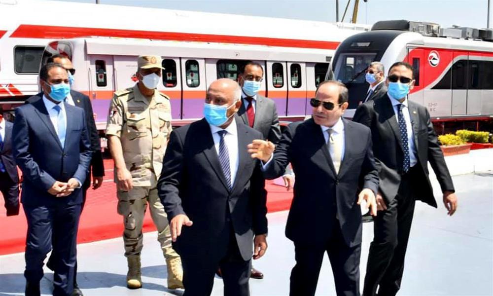 الرئيس يتفقد عربات القطارات الجديدة بميناء الإسكندرية (1)