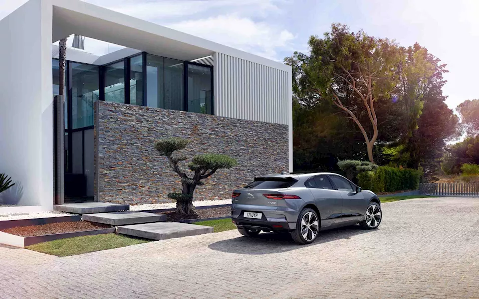 جاجوار I-PACE الكهربائية  (2)