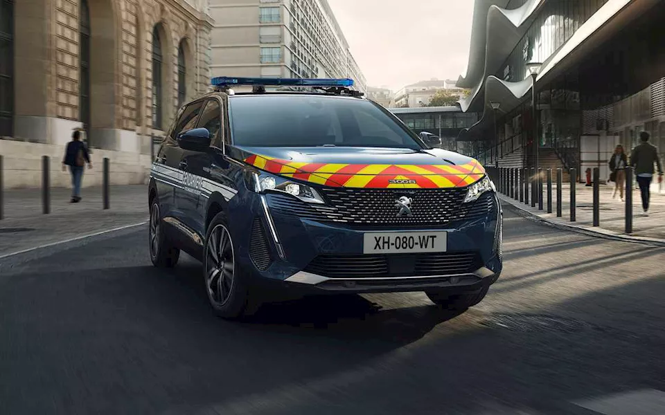 بيجو تمد الشرطة الفرنسية بـ395 سيارة هجينة من طراز 3008