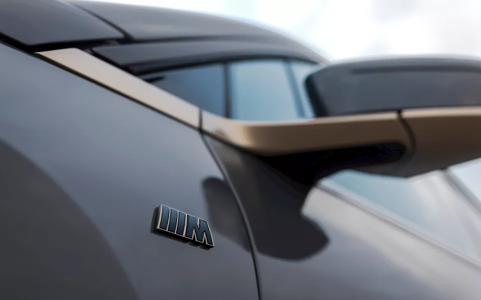 بقوة 619 حصان... بي إم دابليو تطلق أعلى نسخ iX الكهربائية