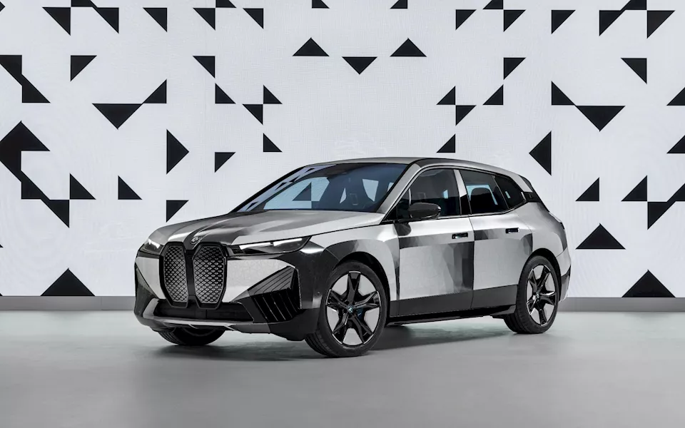 بي إم دابليو iX تغير لونها عبر ضغطة زر – صور