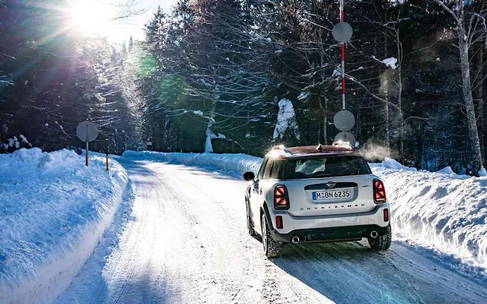 ميني كانتري مان JCW على مناطق ميونيخ الثلجية – صور