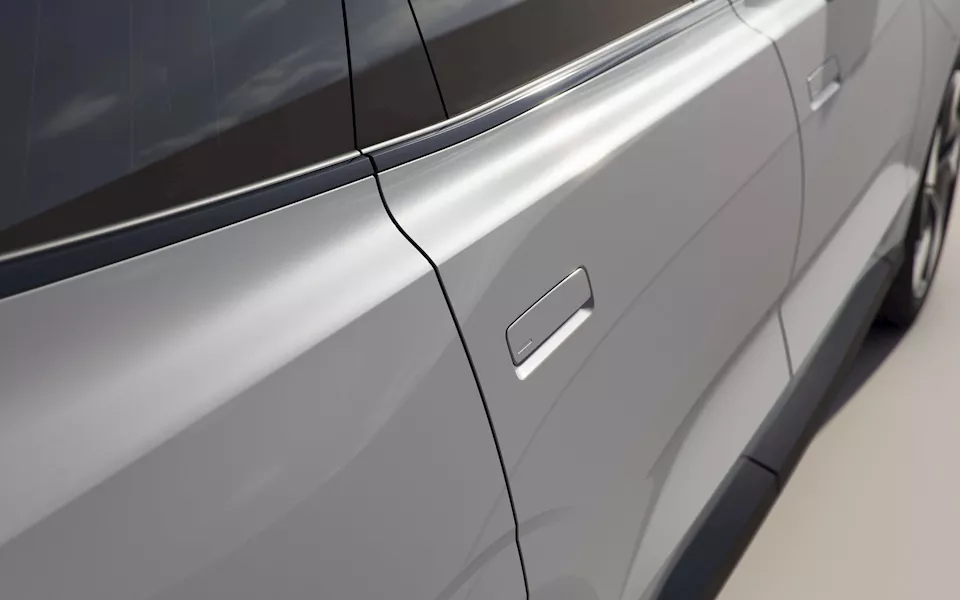 أول صور تشويقية لتصميم فولفو EX90 الكهربائية (3)