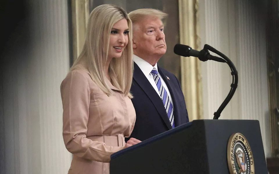 إيفانكا ترامب بجانب والدها دونالد ترامب