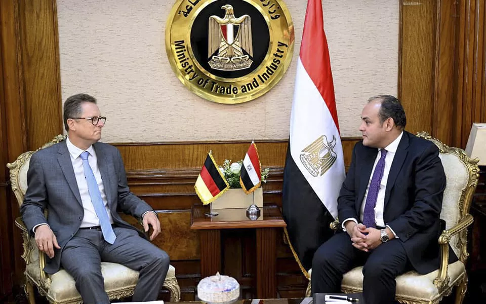 الحكومة تدعو الشركات الألمانية للاستثمار بصناعة السيارات في مصر
